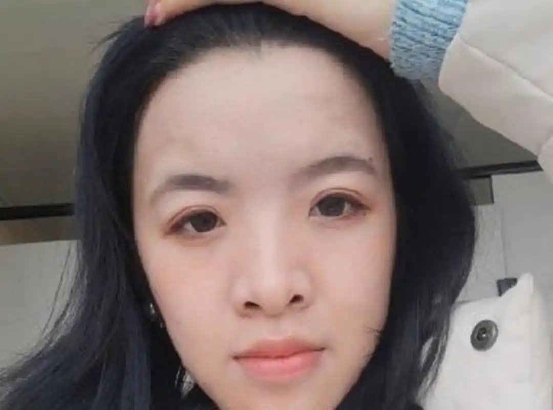 面相分析:  从面相来看,马脸女生,眉毛压目,生活中比较难相处,眼尾