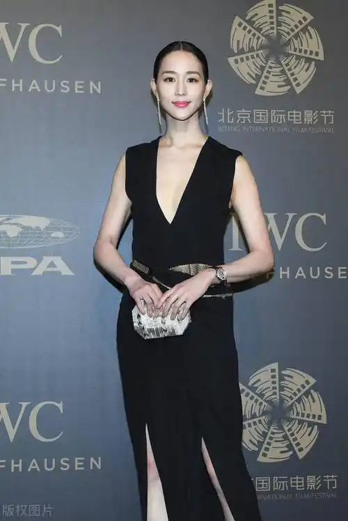 张钧甯衣品太高级穿黑色深v礼服气质冷艳窈窕身材更迷人