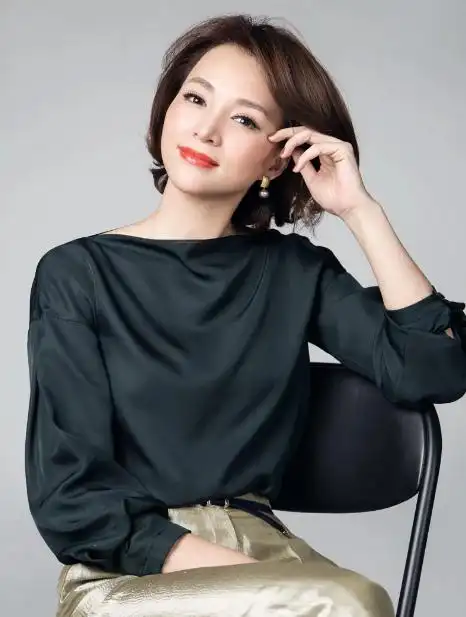 董卿近照变样不敢认面容憔悴下巴尖穿花色旗袍瘦到脱相