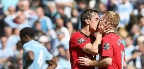 足球史最经典的世纪之吻 马拉多纳/卡尼吉亚长达6分钟的舌吻(2)