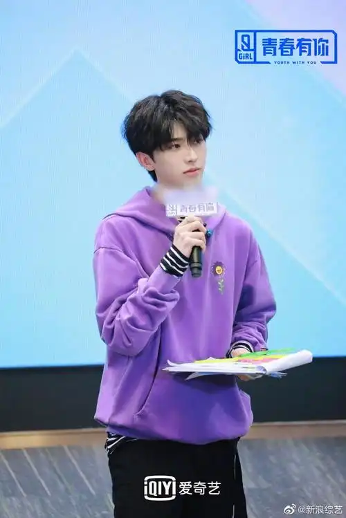 蔡徐坤紫色卫衣青春帅气 眨眼比ok手势散发魅力
