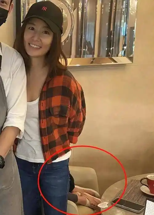 看谢娜和林心如的生图,童年女神也老了,谢娜穿紧身裤也有肚腩!