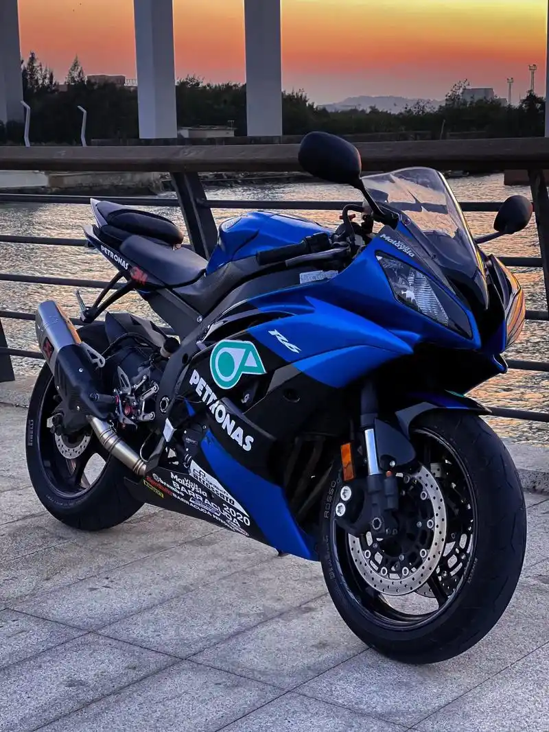 机车摄影 "太容易心碎就去别人的世界排队"#雅马哈r6 - 抖音