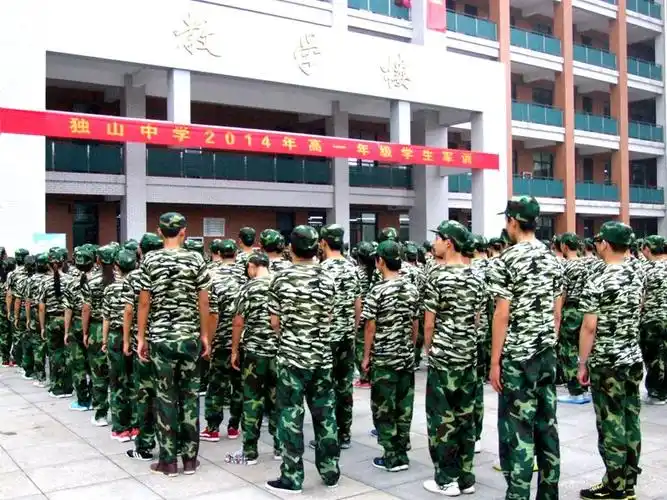 独山中学举行2014级高一新生军训开训仪式
