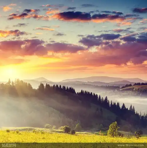 阳光照射下的山丘高清摄影图片