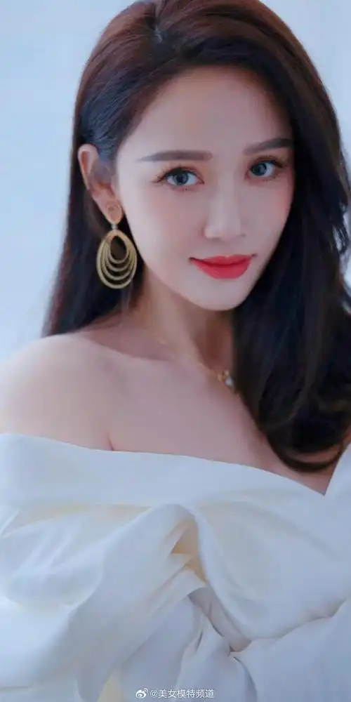 陈乔恩白色抹胸裙优雅写真