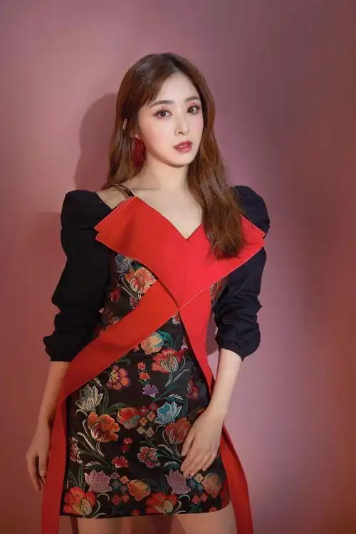 乘风破浪后成舞蹈达人,张含韵白色紧身衣搭运动裤,舞姿让人惊艳