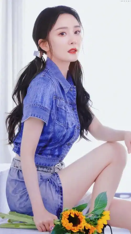 杨幂扎着双马尾,身穿蓝色牛仔装亮相,真的太俘获人心了