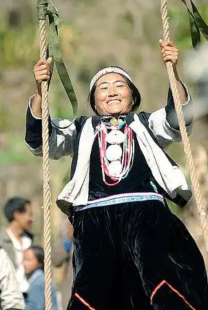 云南省怒江本卓络白族乡群众在做传统活动