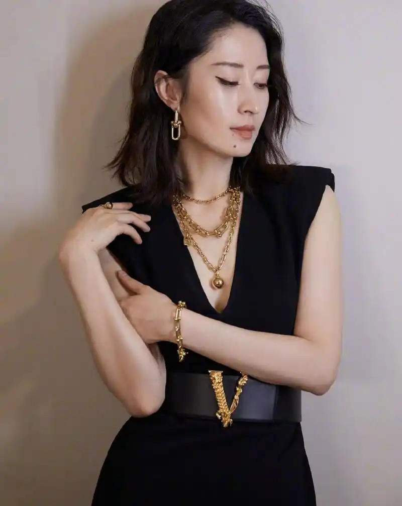 刘敏涛身着极致紧身的深v小黑裙,性感迷人.