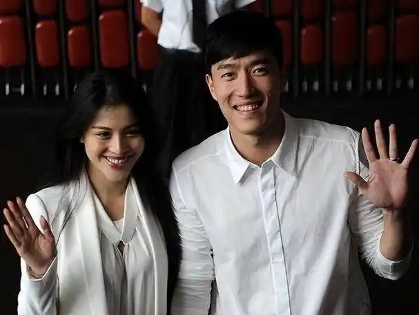 曝刘翔机场牵手老婆甜蜜秀,身材依旧硬朗,网友吴莎太幸运!