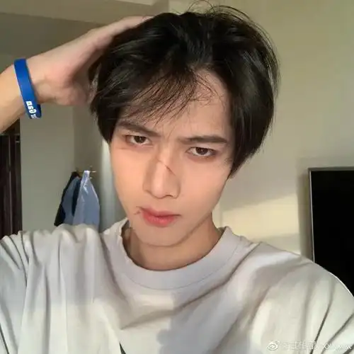 男生如何自拍才帅气?