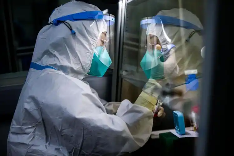 烟台毓璜顶医院医护人员全力奋战烟台全民核酸检测