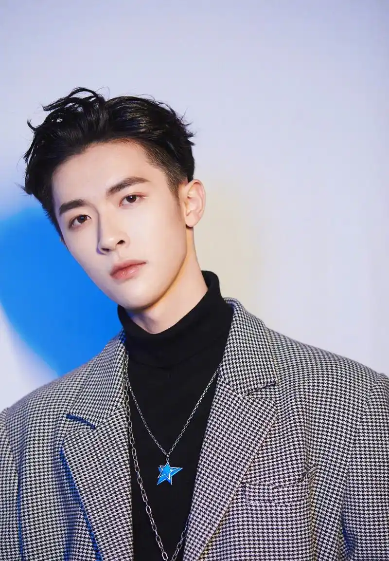 充满少年感的张逸杰,不管是西装搭配还是私服穿搭,都是那么时尚