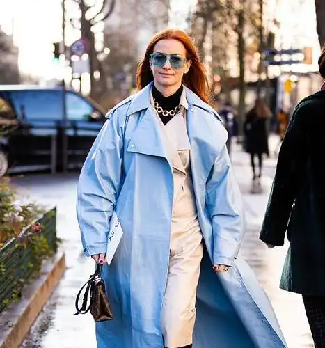 浅蓝色风衣怎么穿才好看