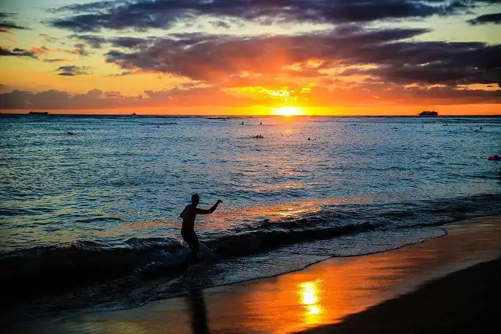 日暮下的冲浪小哥,成了最美的风景.