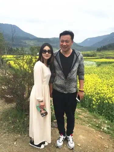 张晞临《左轮手枪》开机 与粉丝合影忙