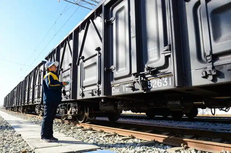 5月11日南疆铁路实现万吨货物列车常态化开行5月11日,在库尔勒火车站