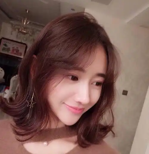 胖脸女生中分锁骨发发型