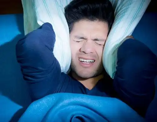 个容易发火的季节,所以要善于自我克制,不要动辄发怒发火只会使人烦躁