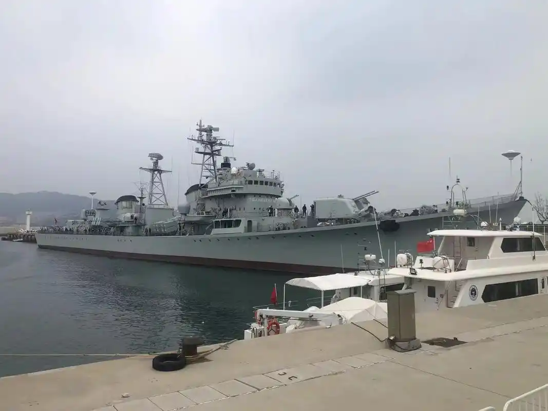 致敬 我国第一代自主设计建造的导弹驱逐舰.