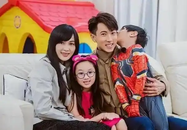 吴尊全家巴黎旅游,与老婆埃菲尔铁塔下热吻,儿子一脸无奈