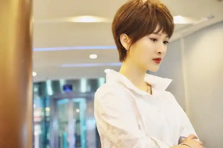 电视剧《北部湾人家》已于近日顺利杀青,林伊婷在剧中饰演韦家的小儿