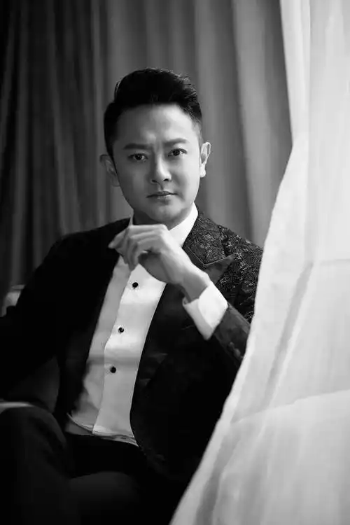 印小天亮相《烈火英雄》首映 与黄晓明"难兄难弟"共赴火险