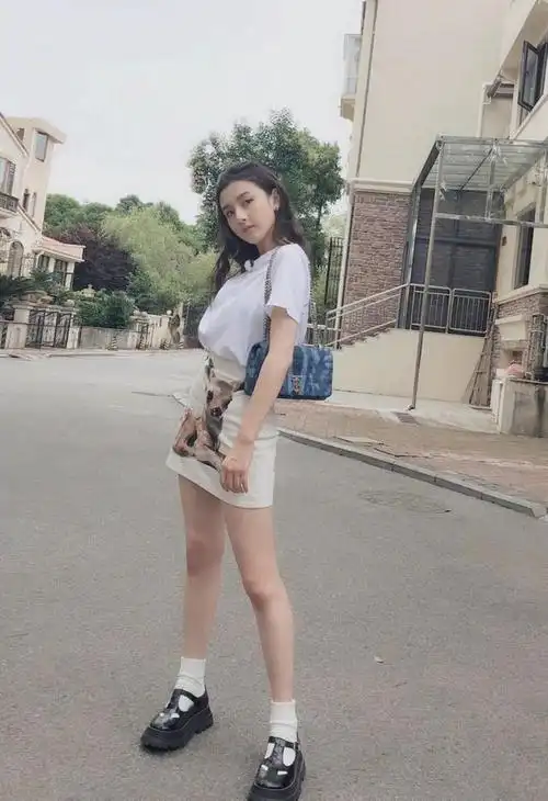 有一种自信叫何洁富态身材偏要穿短裙这腿看起来得有130斤