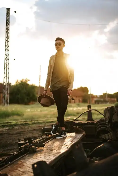 图片大全文艺男青年图片图片大全练习瑜伽的男青年图片图片大全浅棕色