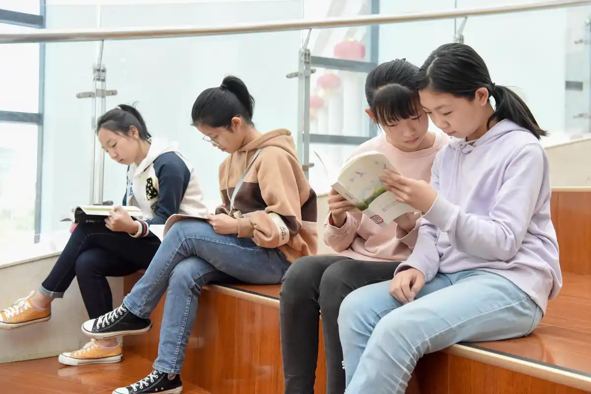 10月4日,几名学生在新疆图书馆里看书.新华社记者 丁磊 摄