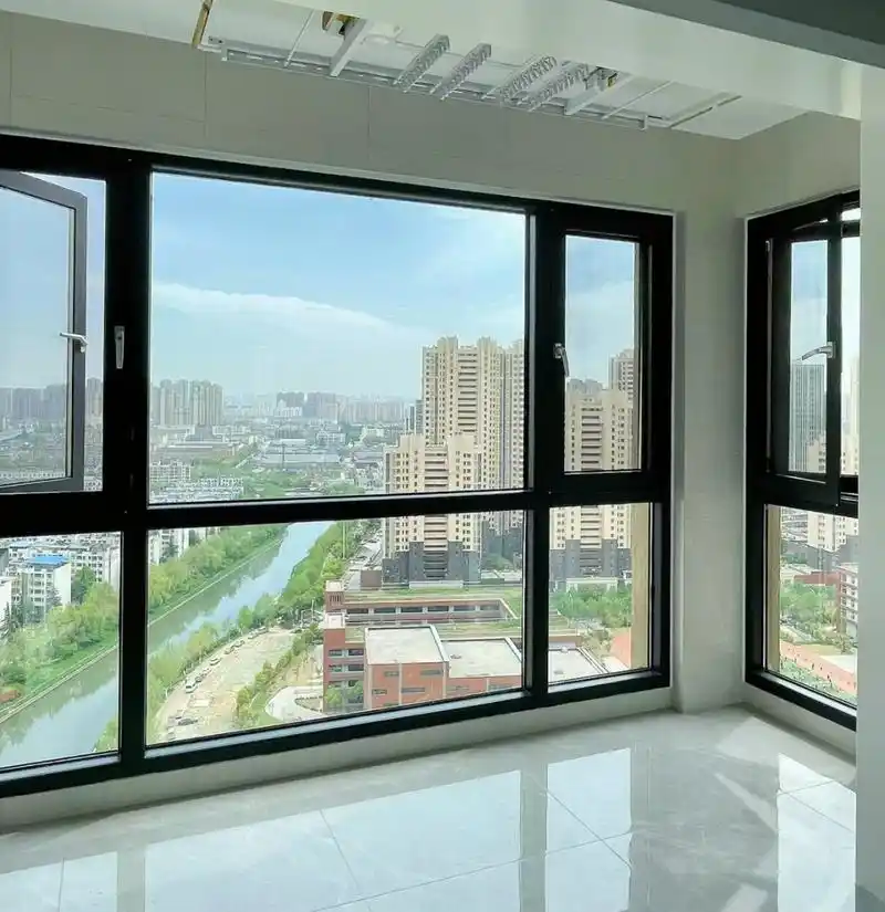 老公突发奇想,用推拉门封阳台窗,入住后:这比落地大玻璃爽多了