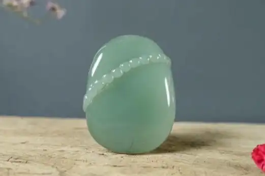 鸭蛋青和田玉属于俄料和田玉,因为色泽类似青色鸭蛋得名,整体看上去有