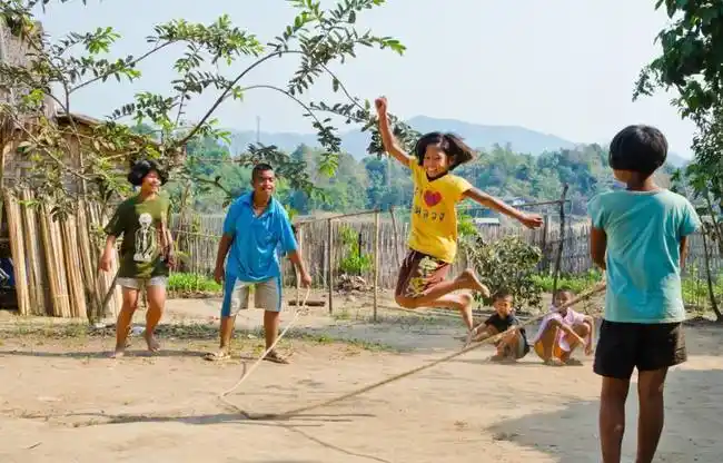 农村儿童一起玩耍的游戏满满都是童年的回忆