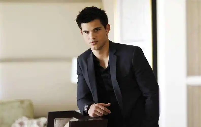 其中狼人雅各布·布莱克是由泰勒·洛特纳饰演的.