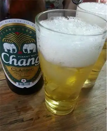 1994年,苏旭明又利用合资工厂过剩的产能与嘉士伯合作推出大象牌啤