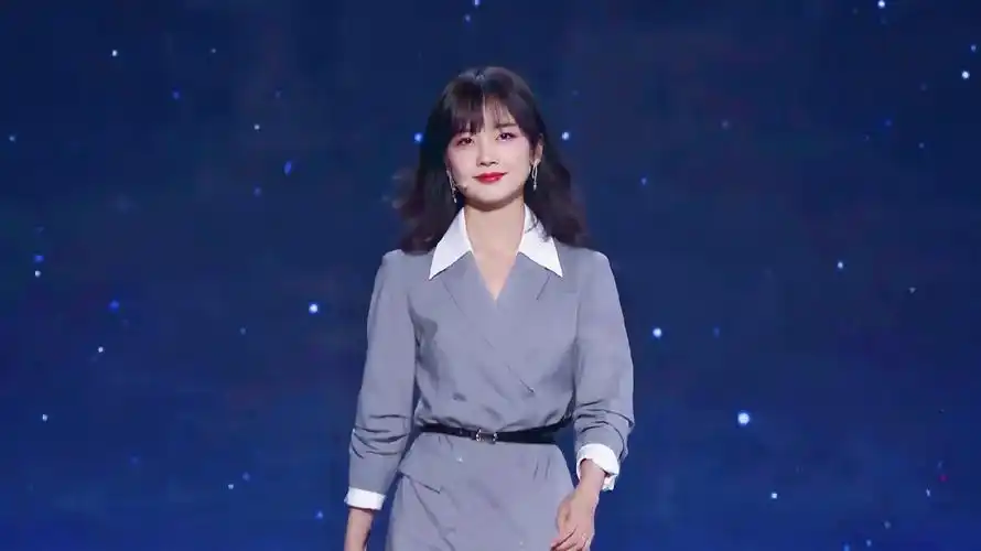 王冰冰写真集,说实话,冰冰颜值被夸大了,虽然确实漂亮