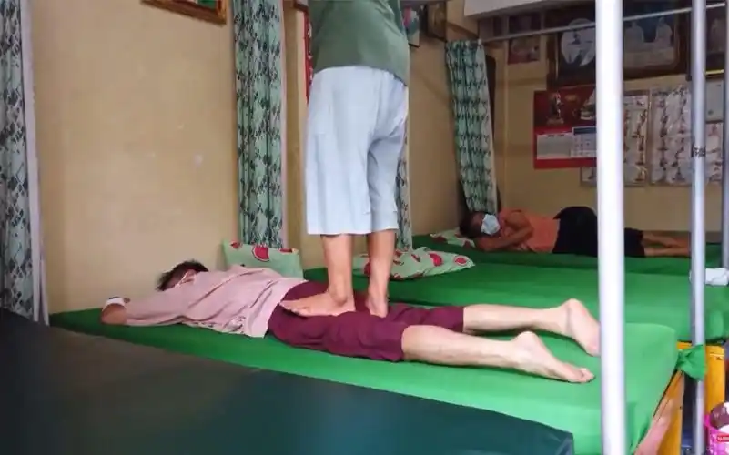 泰式踩背按摩脚踩拉筋,舒解紧绷肌肉,泰国街边按摩小店