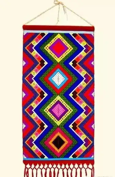 因此在傣族地区佛幡被虔诚的傣家人赋予一定的神性与灵性,故而在今天