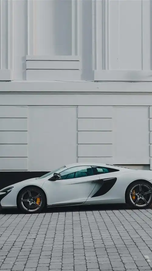 迈凯轮,白色超级跑车侧视图 1242x2688 iphone 11 pro/xs max 壁纸