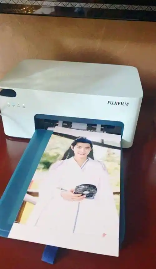 第二站是肖战的证件照,穿着西装戴着领带的战战穿着十分的正式,就连