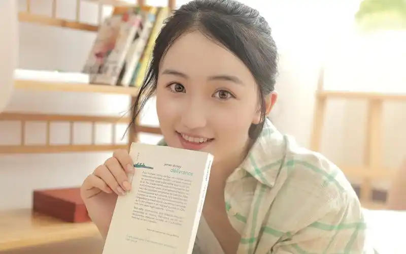 格子衬衣美女校花图片桌面电脑高清壁纸