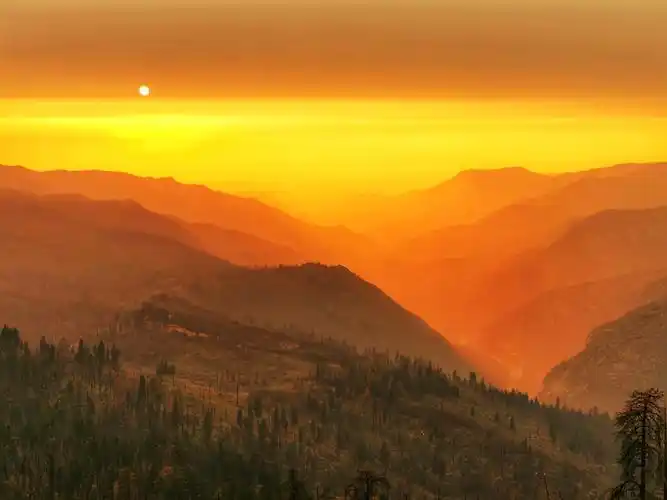 现在大片来了,层层山峦之上一轮火红的太阳,极其壮观.