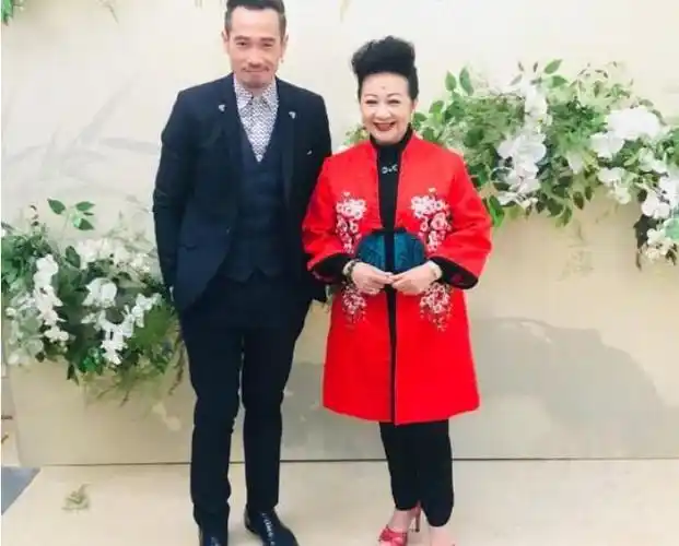 被老公抛弃险些自杀,为了3个儿女选择复出,成名后前夫跪求复合|薛家燕