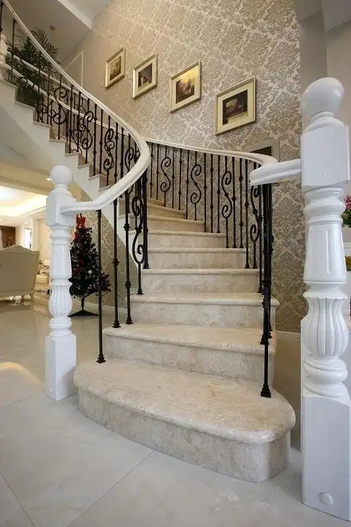 楼梯的墙壁用照片墙来装饰,增加美观度,楼梯