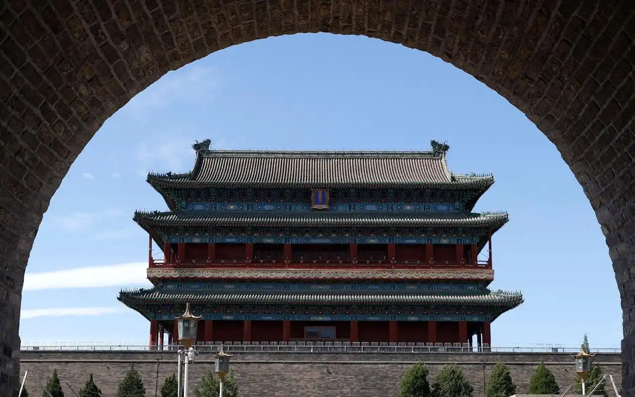 前门火车站腾出空间,瓮城被拆除,保留了正阳门城楼和箭楼两个单体建筑