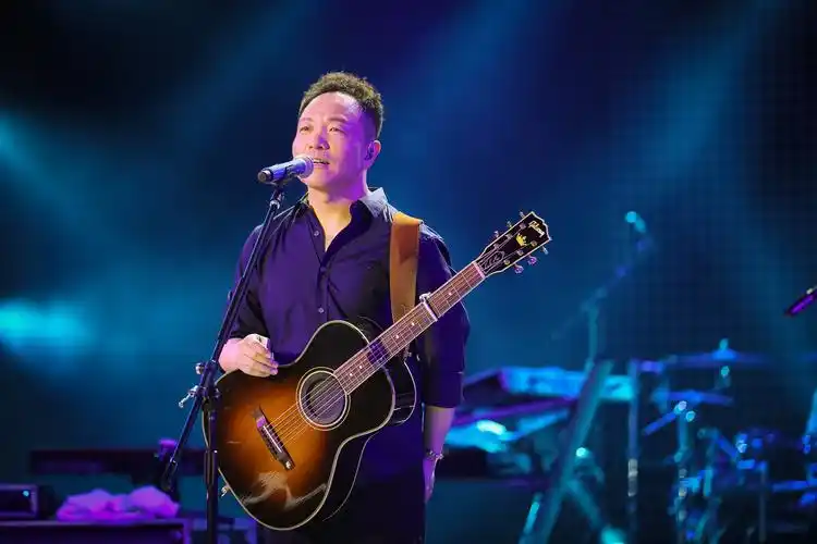 修丽可品牌总经理王敏粒女士和美国修丽可品牌挚友许巍一同打开小黑