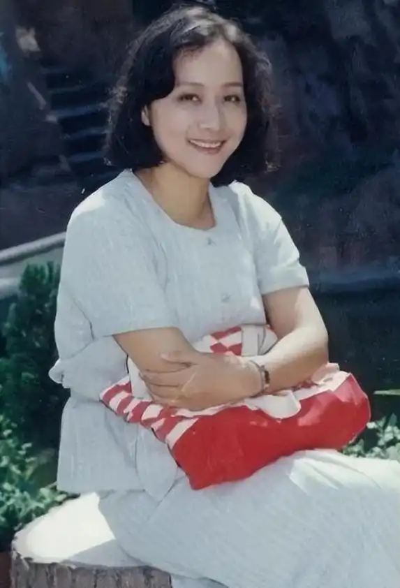 著名演员黄梅莹:命运坎坷,嫁给金鑫后苦尽甘来,恩爱38年生一子