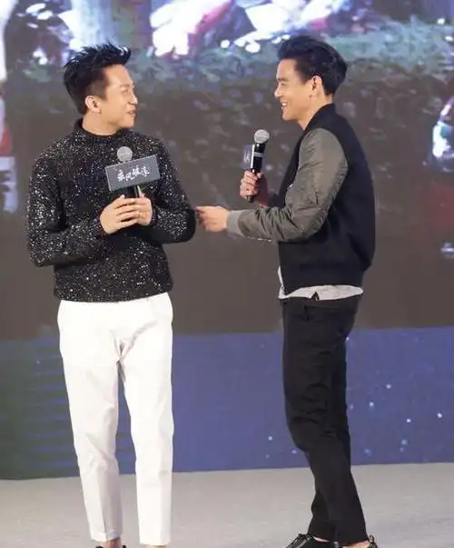 邓超秀与彭于晏合照吐槽自己比彭于晏真实彭于晏反击着实经典