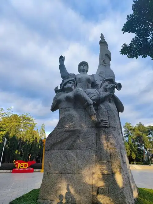 百色起义纪念碑园里的革命雕塑